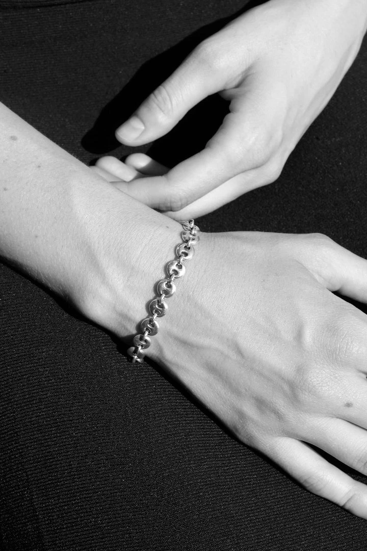 Sophie Buhai Small Circle Link Bracelet Gift Guide 3 Sophie Buhai Small Circle Link Bracelet Gift Guide